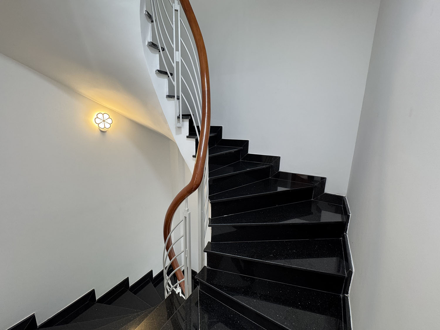 Siêu phẩm biệt thự mini góc 2 mặt tiền, 3 lầu, xây mới 100%, hẻm đẹp khu cao cấp Lê Văn Sỹ, Quận 3